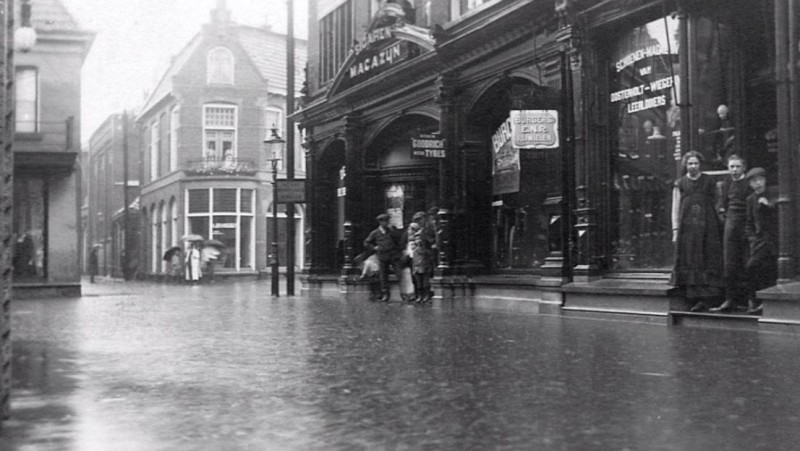 Haverstraat hoek Burgemeesterstraat wateroverlast meubelzaak A. Brands & Zonen.jpg