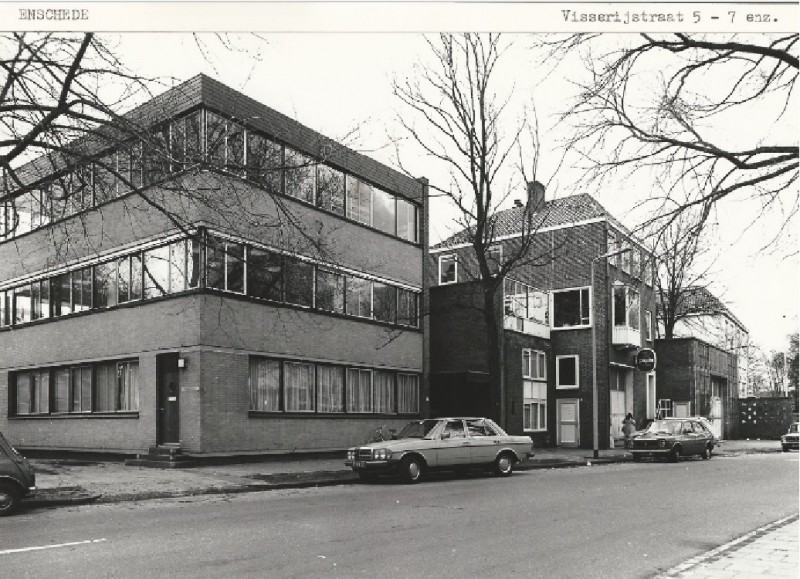 Visserijstraat 5, 7 e.v. Zicht in de richting van het Boerenkerkhof. Het witte gebouw links achteraan is de Dr. Bavinckschool. 2-4-1980.jpg