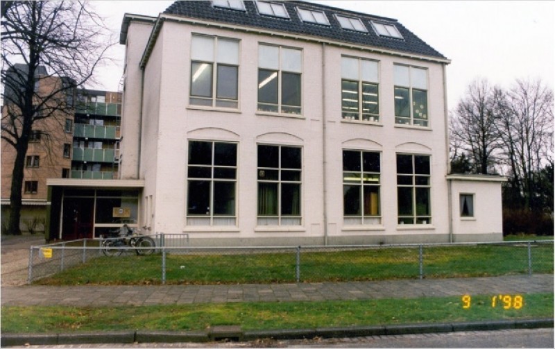 Visserijstraat Schoolgebouw van I.O.K. De Globe op de hoek met de Oltmanstraat.jpg