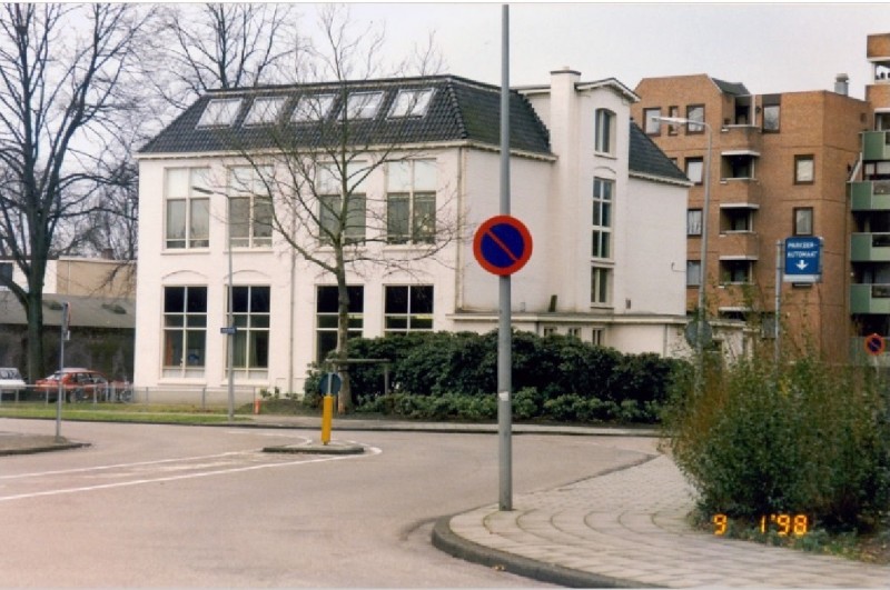 Visserijstraat Schoolgebouw van I.O.K. De Globe op de hoek met de Oltmanstraat..jpg