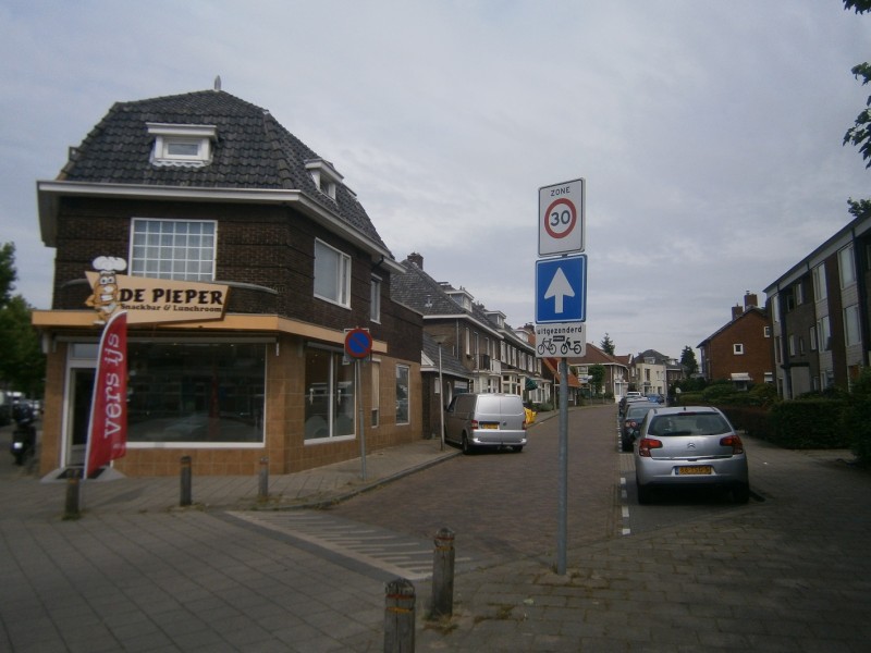 Bentrotstraat hoek Oldenzaalsestraat snackbar De Pieper.JPG