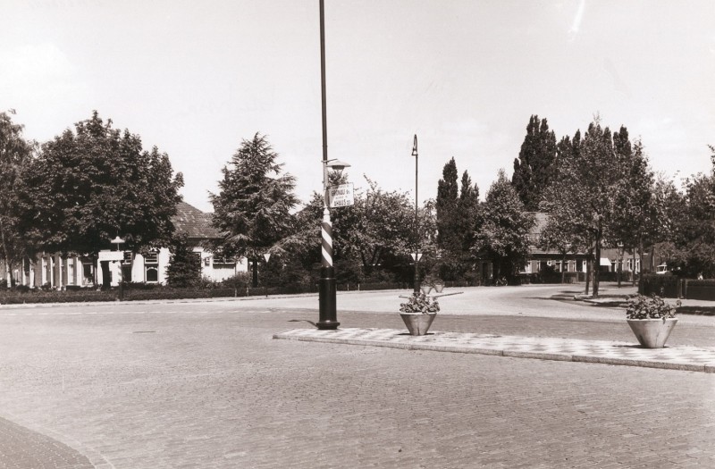 Laaressingel - Schouwinkstraat. Links is Cafe W.H. Bietman aan de Bentrotstraat zichtbaar.jpg