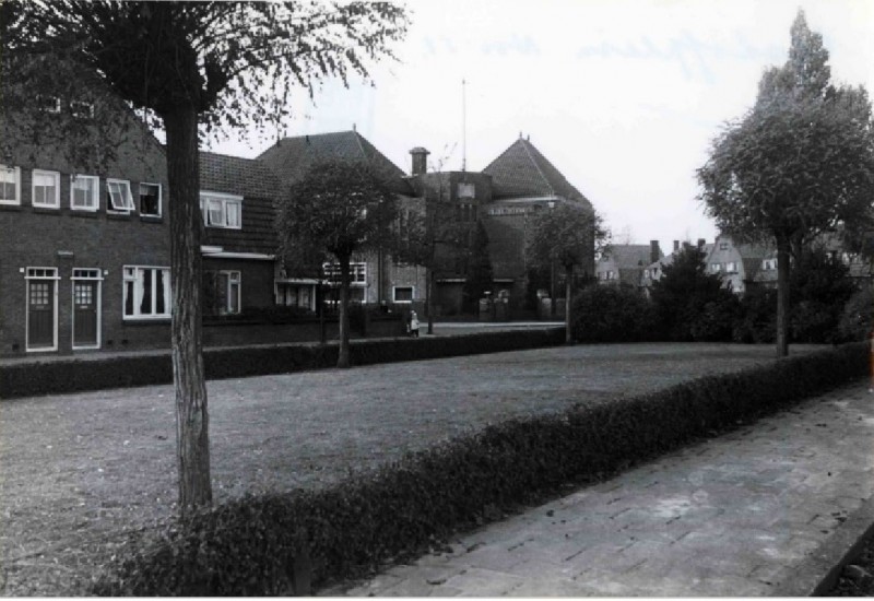Elshofplein vooraan grasveld met op achtergrond vierde school met de Bijbel. nov. 1951.jpg