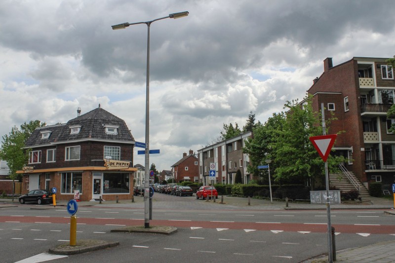 Bentrotstraat rechts appartementsgebouw uit 1952 links  Snackbar De Pieper op de hoek Oldenzaalsestraat.jpg