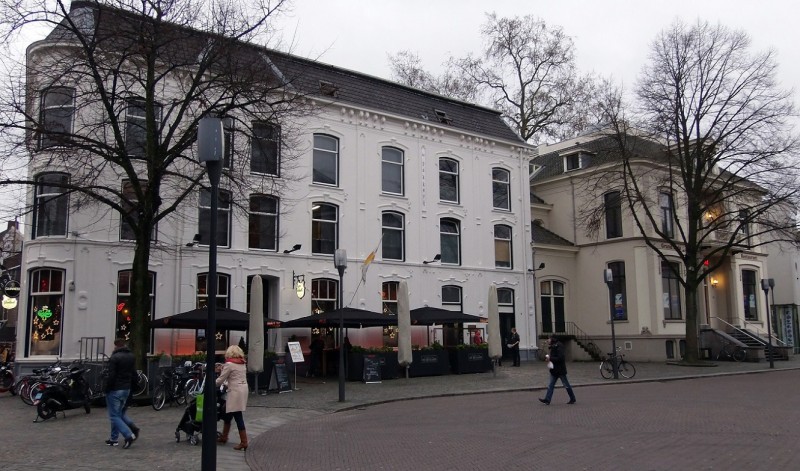 Oude Markt villa van Heek De Hoge Stoep nu restaurant La Cubanita naast De Pakkerij en cafe De Beiaard.jpg