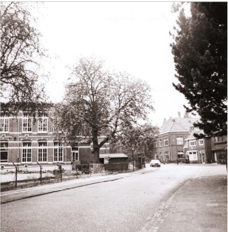 Nieuwe Schoolweg Genomen richting Visserijstraat, met Herman Broerenschool 1970.jpg