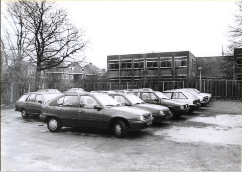 Nieuwe Schoolweg Herman Broerenschool gezien vanaf parkeerterrein Dienst Openbare Werken 1991.jpg