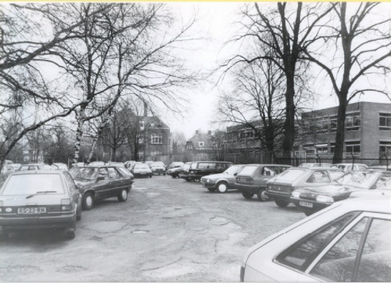 Nieuwe Schoolweg Rechts Herman Broerenschool gezien vanaf parkeerterrein Dienst Openbare Werken. 1991.jpg