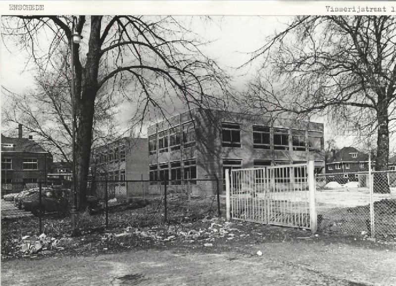 Visserijstraat 11 rechts de Herman Broerenschool en links nog een deel van het pand van de vm. Keuringsdienst van Waren. 2-4-1980.jpg