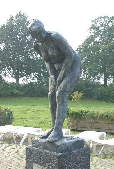 zwembad Aquadrome bronzen beeld Gebogen vrouwenfiguur genaamd Suzanne van Gooitzen de Jong..jpg