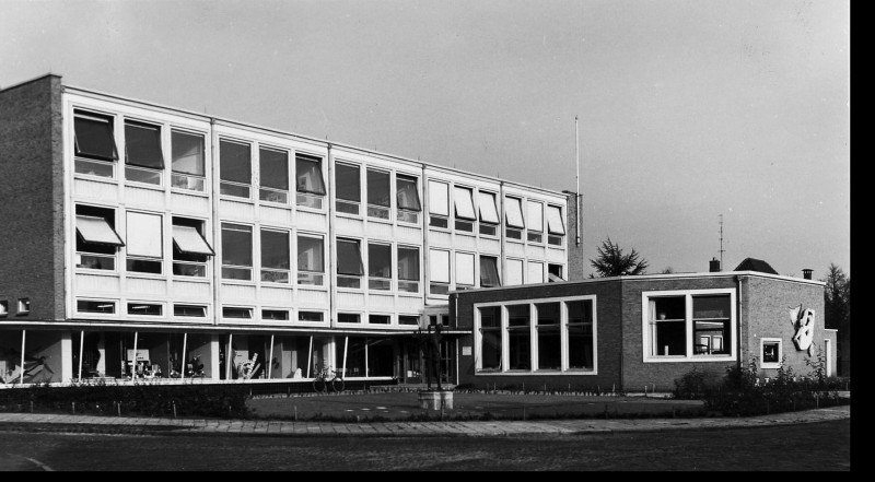 Minister Loudonlaan  Opleiding voor Detailhandel Enschede. Deze school werd opgericht in 1954 en de nieuwbouw was klaar in 1959. Vanaf de oprichting was J.W. van Nieuwkerk de directeur..jpg