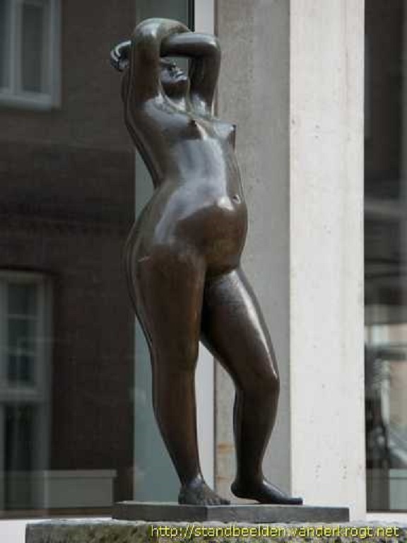 Minkgaarde beeld Vrouwenfiguur op stenen sokkel van kunstenaar Oscar Jespers.jpg