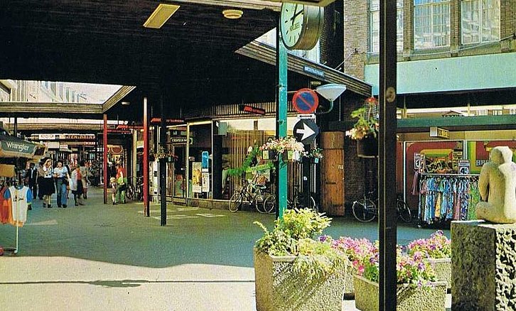 Haverstraatpassage 1978 rechts beeld Zittend naakt van kinstenaar Oscar Jespers.jpg