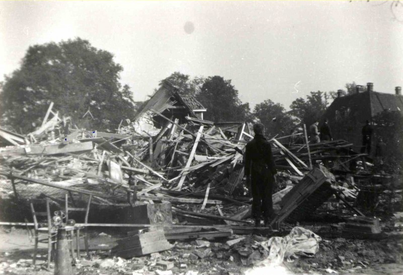 Minister Loudonlaan De Enschedese School Vereniging (ESV) in 't Zwik getroffen bij bombardement van 10.10.1943..jpg