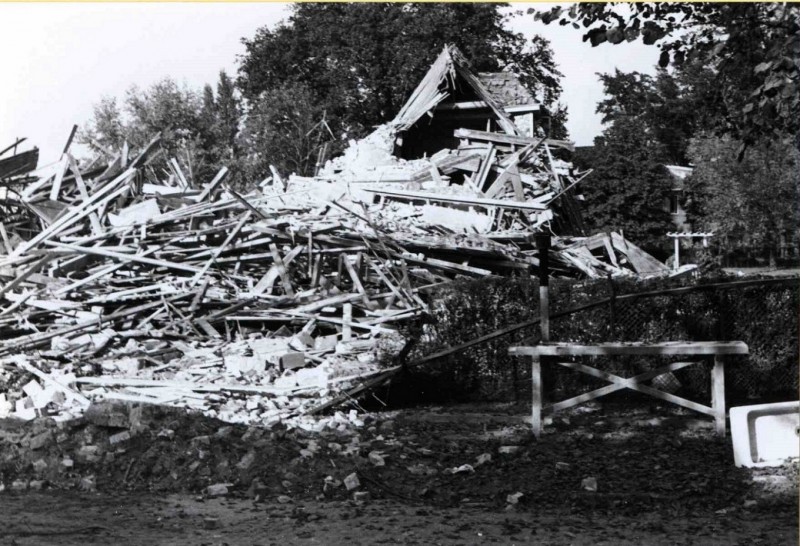 Minister Loudonlaan Gebouw Enschedese School Vereniging getroffen door bombardement van 10.10.1943 (2).jpg