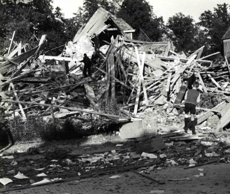 Minister Loudonlaan Gebouw Enschedese School Vereniging getroffen door bombardement van 10.10.1943.jpg