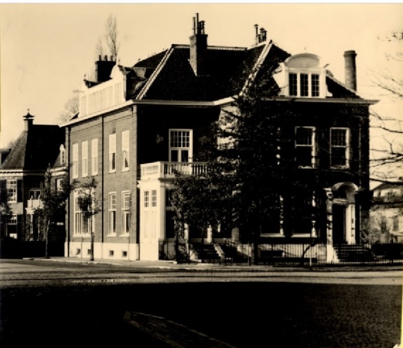 Piet Heinstraat hoek M.H. Tromplaan 1950 Schoolgebouw van de Enschedese Schoolvereniging, neutraal bijzonder lager onderwijs..jpg