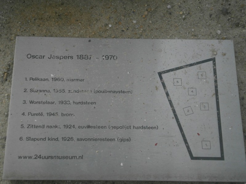 Van Loenshof vitrinekast beelden Oscar Jespers informatiebord.JPG