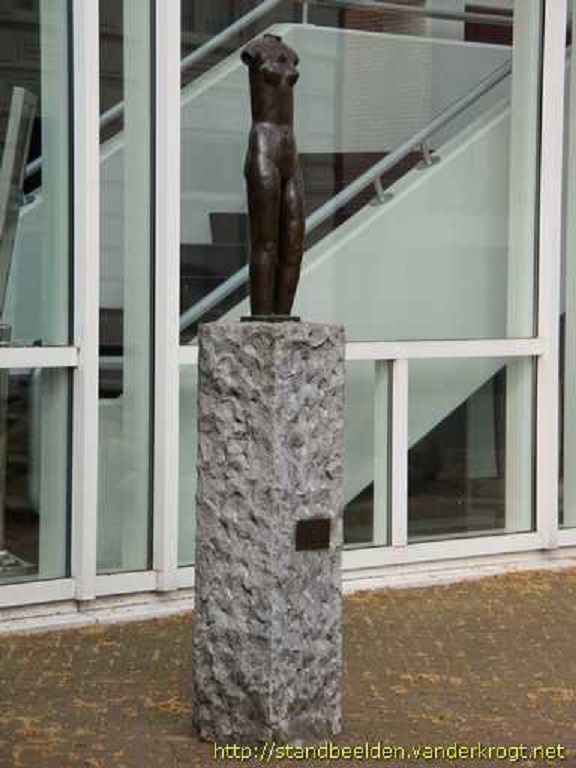 Noorderhagen Muziekcentrum beeld Vrouwenfiguur zonder armen en hoofd, op een stenen sokkel genaamd Pureté van Oscar Jespers.jpg