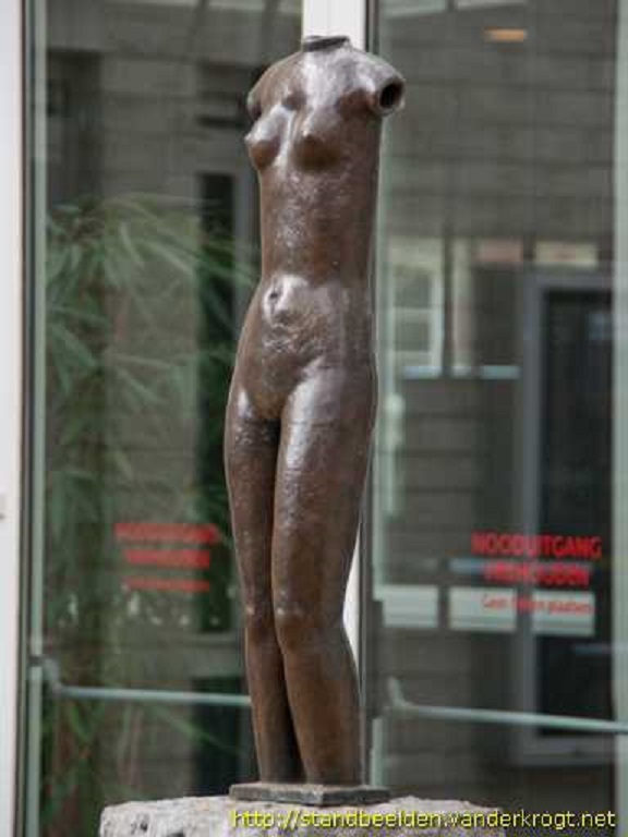 Noorderhagen Muziekcentrum beeld Vrouwenfiguur zonder armen en hoofd, op een stenen sokkel genaamd Pureté van Oscar Jespers.(1).jpg