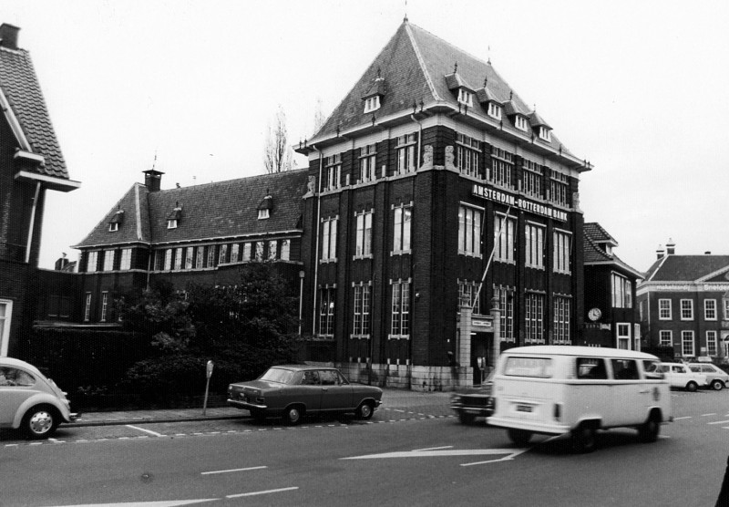 Piet Heinstraat Amsterdam Rotterdam (AMRO) Bank en op de achtergrond het Hoedemakerplein met kantoor van makelaardij Snelder Zijlstra.jpg