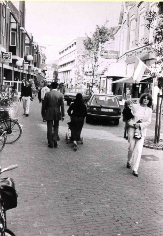 Hengelosestraat richting Haaksbergerstraat t.h.v. Joop Kist, en Alfons Kempers na aanleg stadserf. 1981.jpg