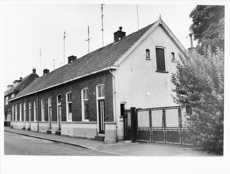 Sumatratstraat 61-71 afdakswoningen. gemeentelijk monument.jpg