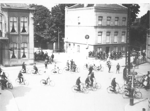 Toen Enschede massaal op de fiets zat.JPG