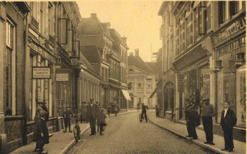 Haverstraat 1902 ,  Firma J. ten Cate, rechts Fa. L.J. Platvoet, schoenenzaak, Blijdensteinhuis aan de Langestraat.jpg