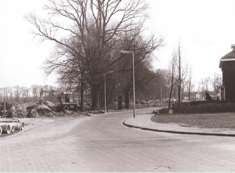Hoge Boekelerweg, hoek Sleutelbloemweg wordt bouwrijp gemaakt voor de aanleg van de wijk Stokhorst 15-3-1973.jpg
