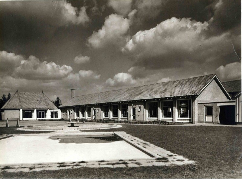 Acaciaplantsoen 115 1955 Openbare kleuterschool Kindervreugd, ingebruikname 15-9-1954..jpg