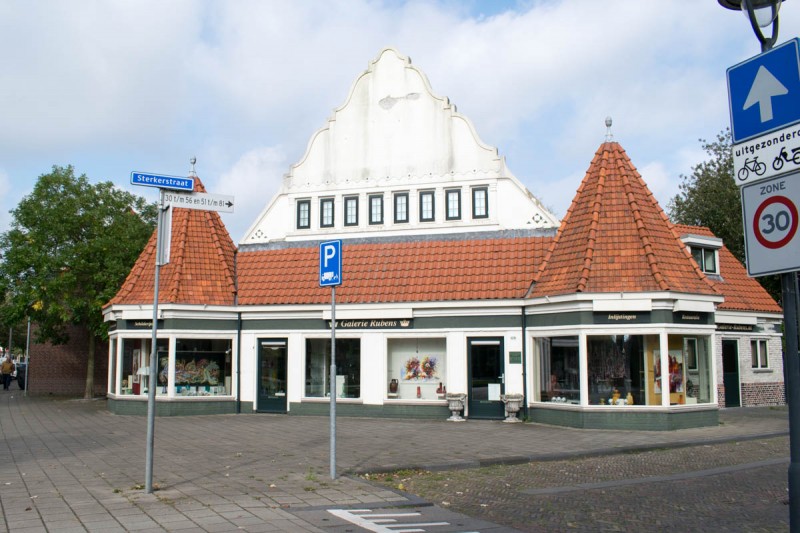 Pathmossingel 106-108 winkel- woonhuis gemeentelijk monument.jpg