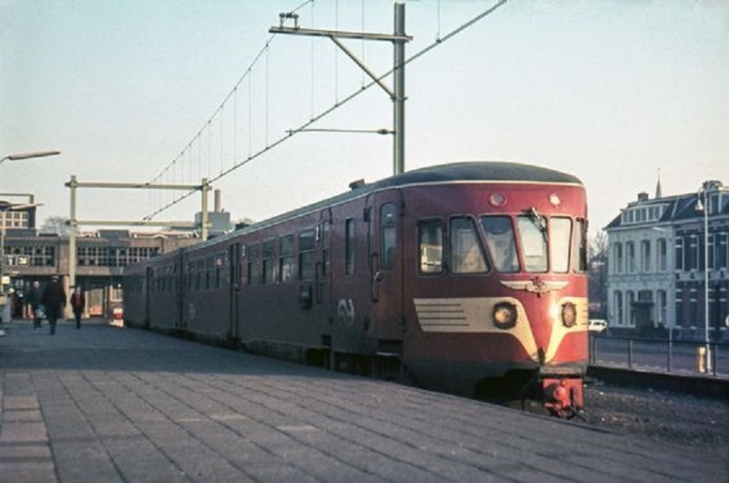 Station  Enschede 1973 (trein richting Zwolle). Toen stonden de fraaie herenhuizen er nog en was er geen perron overkapping (die kwam in 1976)..jpg