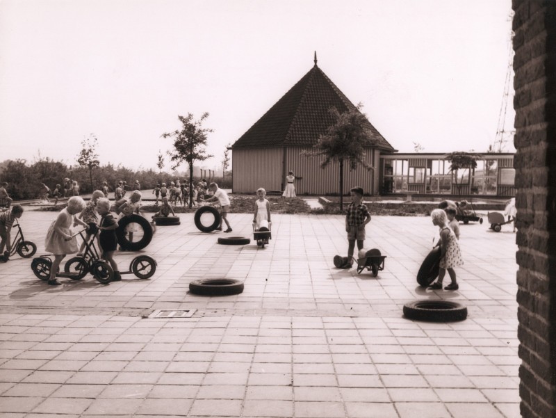 Algolstraat Kleuterschool Rozeknop. Zicht op het speelterrein en de dichte zijde van het speellokaal.Architect Dienst Openbare Werken Enschede. Bouwjaar 1956.jpg