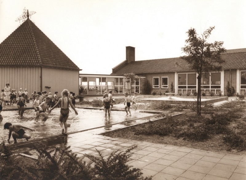 Algolstraat Kleuterschool Rozeknop. zicht op speelvijver, zandbak, speel en leslokalen..jpg