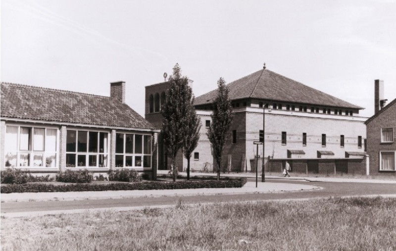 G.J. van Heekstraat Zicht op de St. Pauluskerk gezien vanuit de Weegschaalstraat. Op de voorgrond de Willem Lodewijkschool.jpg