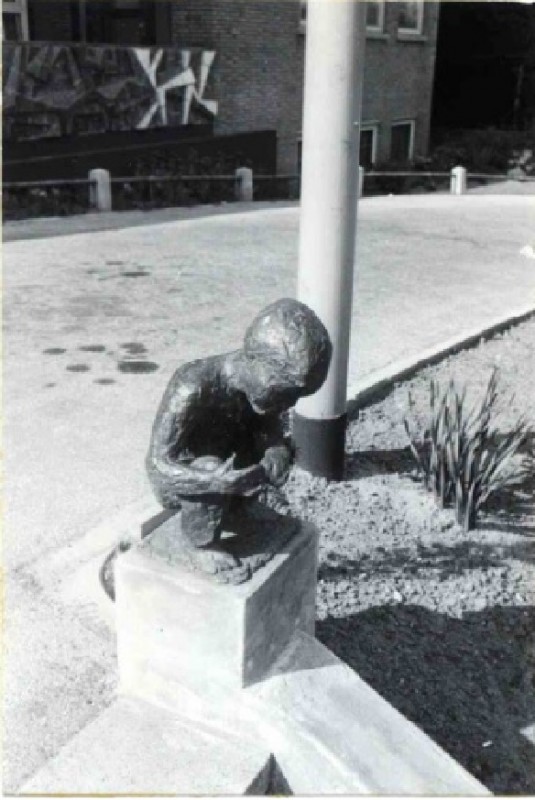 de Ruyterlaan Beeldje bij ziekenhuis Ziekenzorg. 1964.jpg