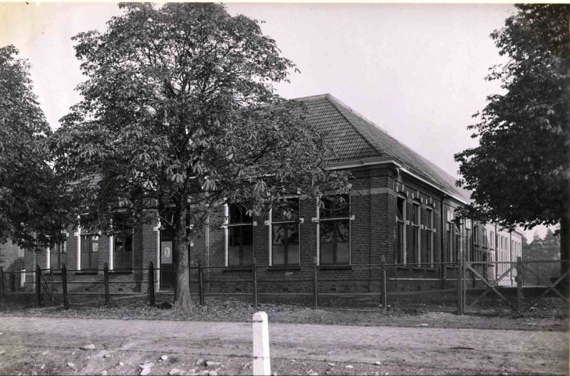Weeleweg Boekelo 1930 Openbare lagere school K, later Boekelerschool.jpg