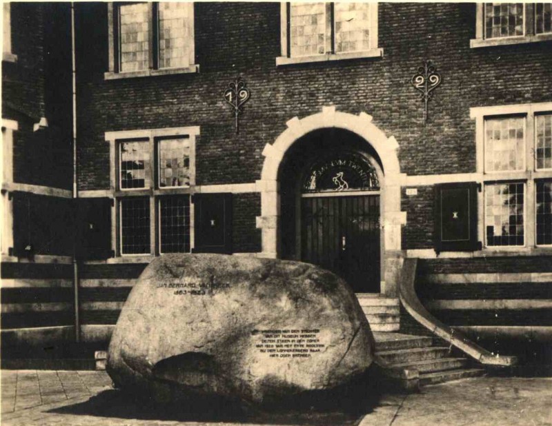 Lasondersingel 1935 Rijksmuseum Twenthe met voor de hoofdingang de dikke steen..jpg