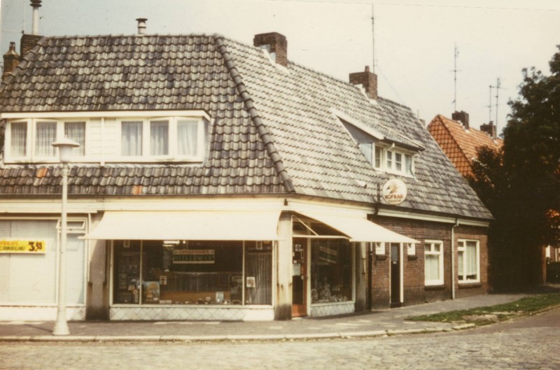 Margrietstraat (vroeger Korenstraat) slagerij Schildkamp hoek Ribbeltsweg kapsalon Theo Pahlplatz 1972.jpg