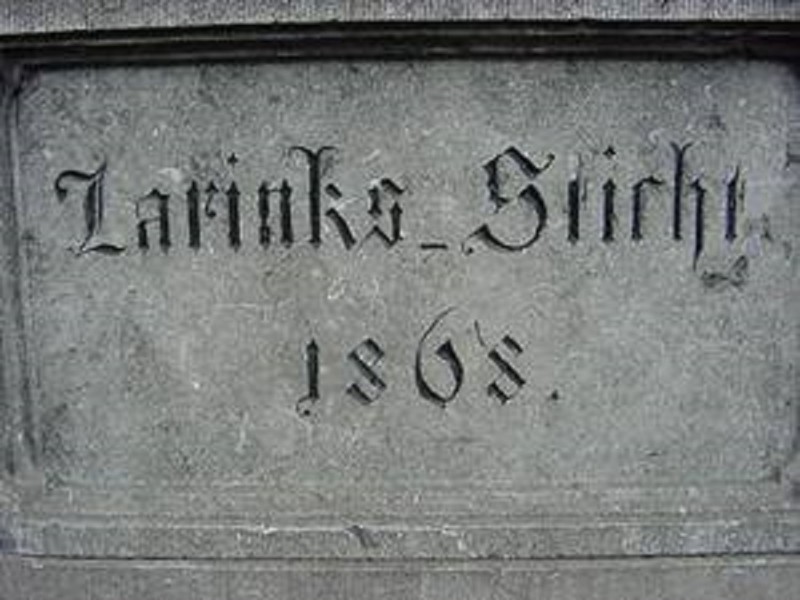 Kloosterstraat Larinks Sticht 1868 gevelsteen.jpg