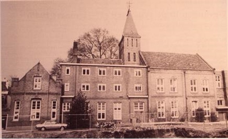 Noorderhagen het vooraanzicht van het Larinksticht begin 1988, bij de bouw van het muziekcentrum.jpg