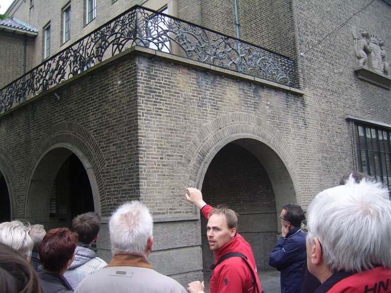 Langestraat stadhuis rondleiding stadsbrand 8. balconhek stadhuis met fragmenten stadsbrand.JPG