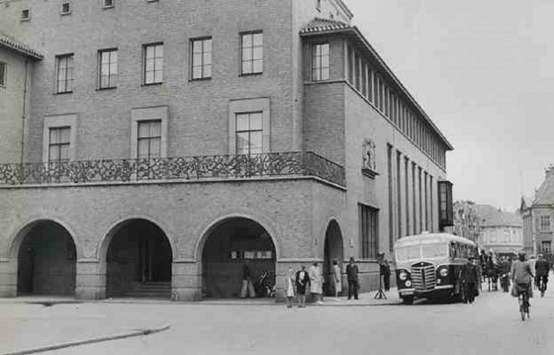 Langestraat stadhuis met gemeentewapen  en bus.jpg