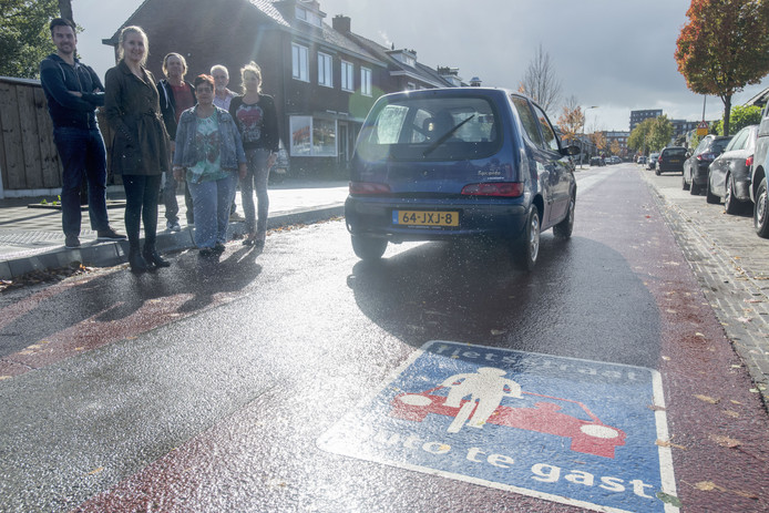 Bus door Stadsveld wordt grotendeels van fietsstraat gehaald.jpg