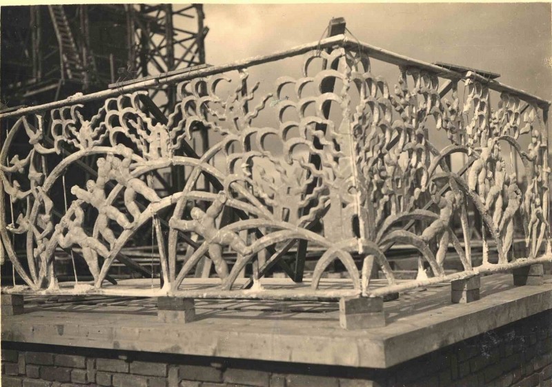 Langestraat 14-4-1931 Nieuwbouw stadhuis detail van bronzen hek bordes.jpg
