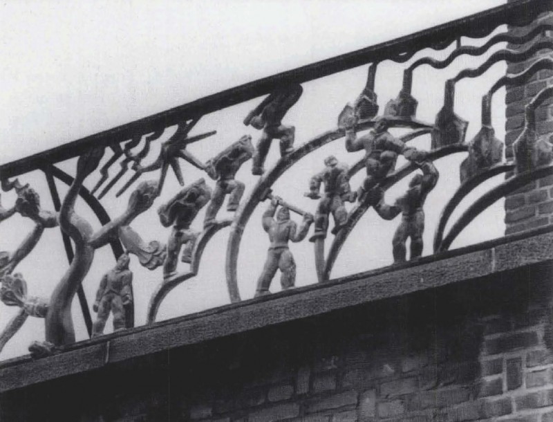 Langestraat stadhuis bronzen hekwerk balkon.jpg