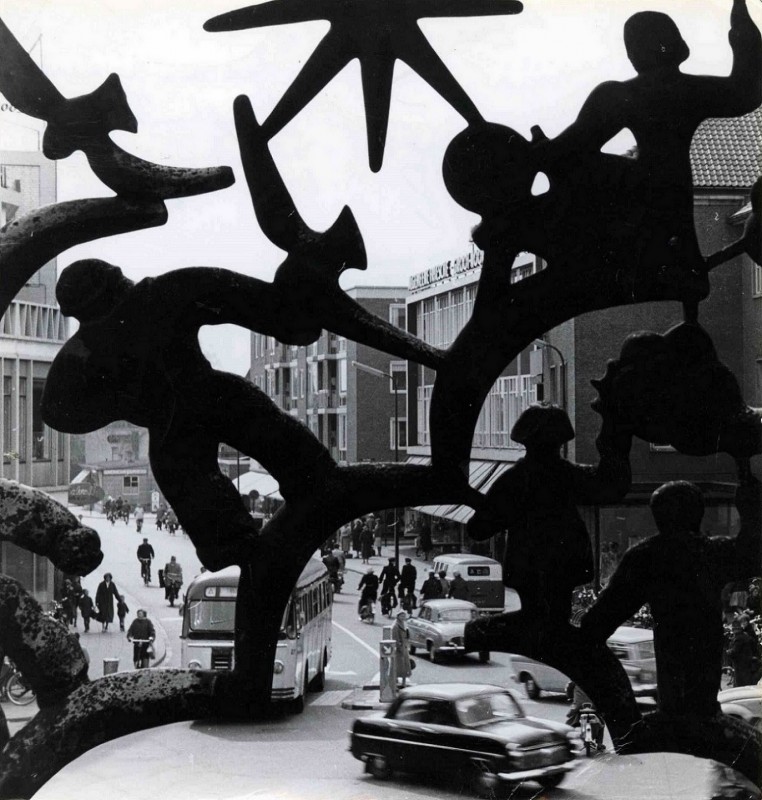 Langestraat 1960 Detailopname balkonhek stadhuis met zicht op van Loenshof.jpg