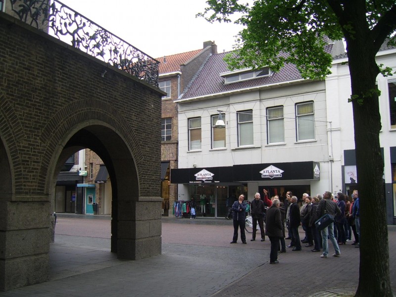 Langestraat stadhuis rondleiding stadsbrand 9. stilstaan bij balconhek stadhuis.JPG