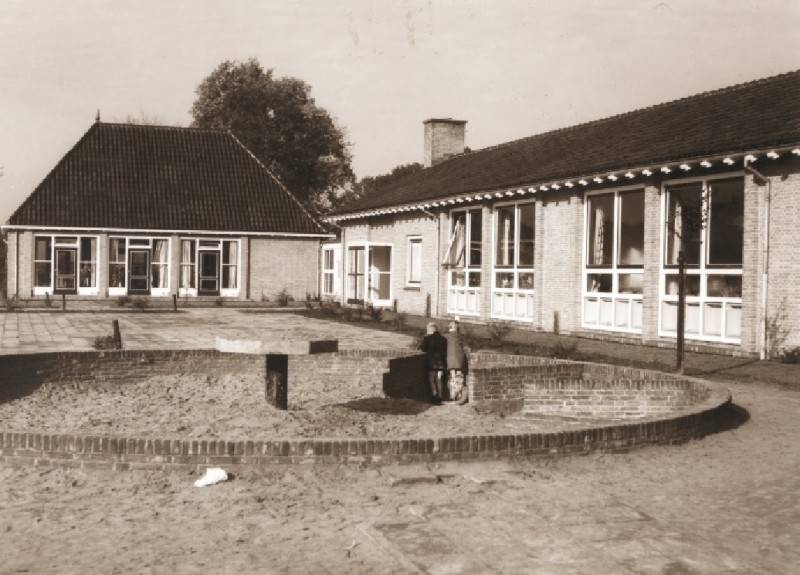 Lage Bothofstraat 301 Kleuterschool De Paddestoel, speelplein met zandbak.jpg